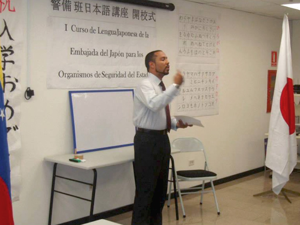 Byron teaching Japanese to the Special Security Corps at the Embassy of Japan in Venezuela.